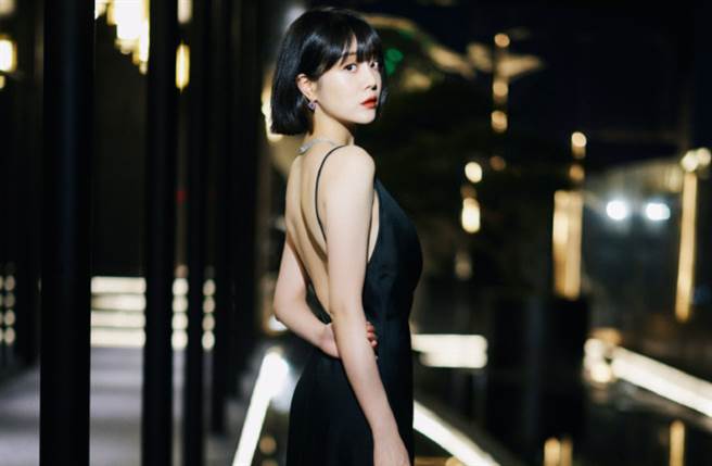 李溪芮近日换上一身细肩带礼服，大秀170cm的身高优势。（图／摘自微博@李溪芮工作室）