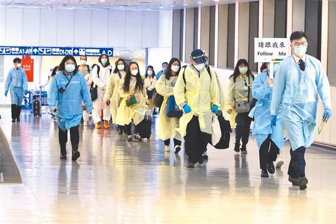 英變種病毒引發倫敦大逃亡，醫曝逃亡過程容易爆發疫情，但人害怕就想逃，對此，鄭弘儀則感嘆地說，人常被恐懼殺死。（資料照／陳麒全攝）