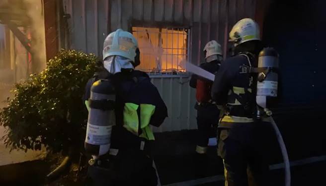 位于宜兰县五结乡一间制作「鸭赏」的铁皮屋，清晨发生火灾，救灾人员全力灭火。（宜兰县政府消防局提供／胡健森宜兰传真）