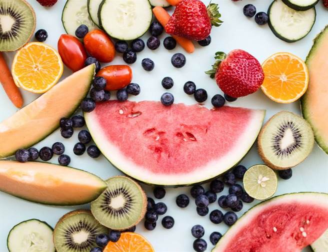 中医建议，湿疹发作时，芒果、西瓜等凉性食材及生菜沙拉，尽量避免。(示意图/Unsplash)