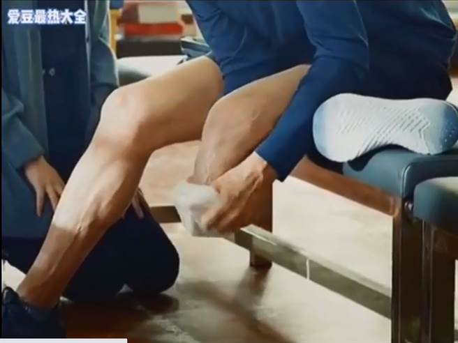 網友好奇劉德華的斷腿怎麼拍的。（圖／微博）