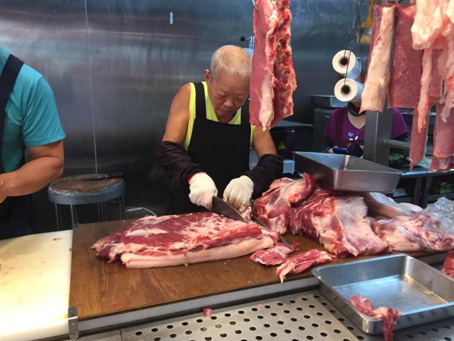 莱猪即将元旦进口，新北市除有进口肉商联合拒绝进口莱猪，也有88间厨余养猪户响应新北市长侯友宜反莱猪态度，只收贴有台湾猪标章的的餐厅厨余。（新北市动保处提供／叶德正新北传真）