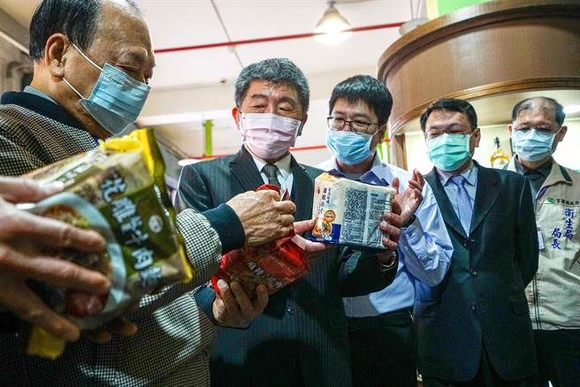 卫福部长陈时中（左二）。（李忠一摄）