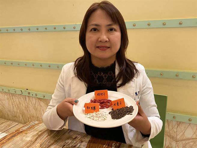中医师蔡惠君指出，要解决妇女胸部下垂问题，除针灸外，还要以补益肾气的中药调理。（冯惠宜摄）