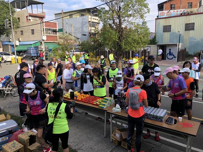 「神冈马」于潭雅神绿园道3.6k设立补给站，以实际行动为盲人朋友及陪跑员打气。（王文吉摄）
