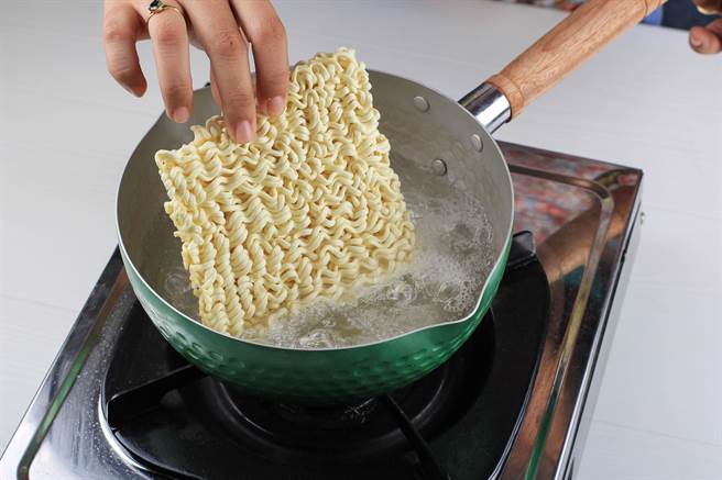 男子被怀疑摩铁开趴费用报帐不实，遭道上兄弟泡麵淋头、枪托砸头、水中压头等方式凌虐。（示意图，达志影像/shutterstock） 
