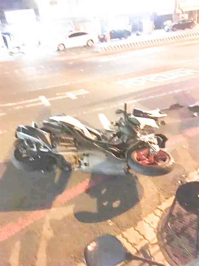 台南市东区28日晚间发生一起酒驾交通意外，重机骑士遭撞击倒地，所幸仅擦伤无大碍。（读者提供／李宜杰台南传真）