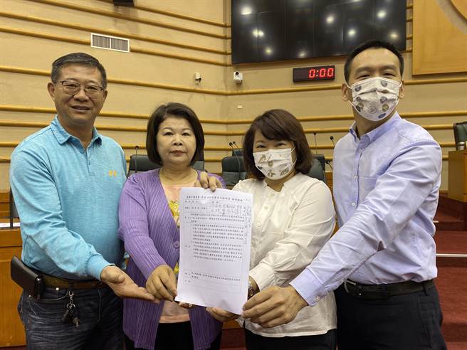 嘉義市議會國民黨團29日在議會臨時動議提出，若零檢出自治條例經中央駁回，建請市府與議會一起提出釋憲聲請。（嘉義市政府提供∕呂妍庭嘉義傳真）
