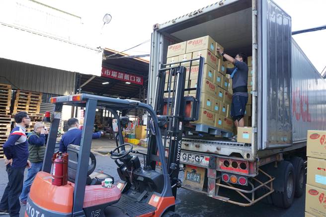 台中椪柑深受国际消费市场喜爱，29日装柜18.5公吨销往新加坡。（王文吉摄）