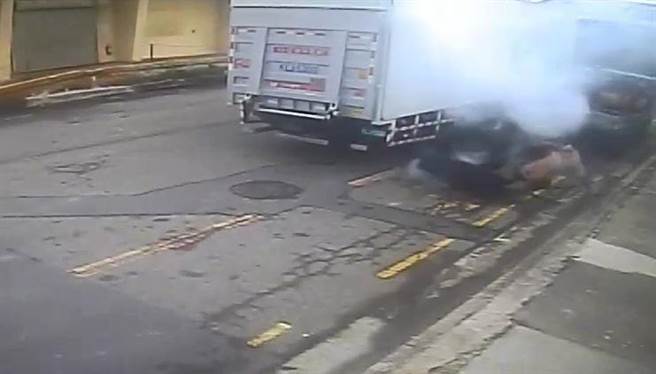 古姓汽修技师29日上午在通霄精盐厂，为大货车进行修復补气作业时，疑似轮胎充气过度，胎压过大瞬间气爆，古男被弹飞。（翻摄照片／巫静婷苗栗传真）