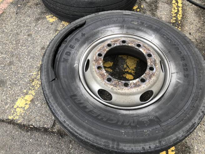 古姓汽修技师29日上午在通霄精盐厂，为大货车进行修復补气作业时，疑似轮胎充气过度，胎压过大瞬间气爆，古男被弹飞。（民眾提供／巫静婷苗栗传真）