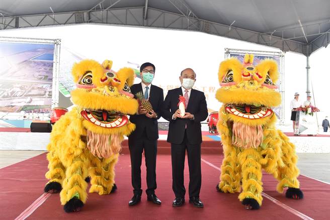 行政院长苏贞昌29日南下高雄出席「高雄港第七货柜中心工程联合开工祈福典礼」，被问到新式身分证资安疑虑，苏受访表示，有些人对于内政部要推动的新身分证有疑虑，他已经责成内政部一定要多多沟通，让外界能够了解要做的各方面；如果没有沟通好，不必贸然推动。(刘宥廷摄)