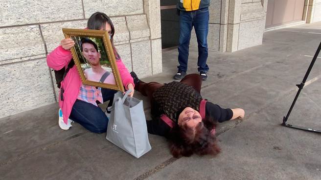 黄母情绪崩溃，当场哭摊在地。(蔡依珍摄)