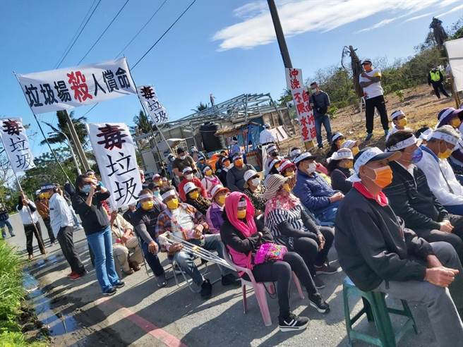 Torik都歷部落拒绝垃圾掩埋场自救会，日前在台东县政府前广场，进行了一场大规模陈情抗争活动，提出6大诉求。（台中市议员黄仁提供）