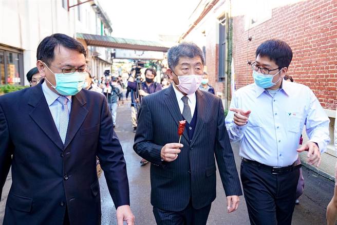 卫福部长陈时中今赴宜兰了解产地标示试办区状况，还品尝红麴香肠。（李忠一摄）