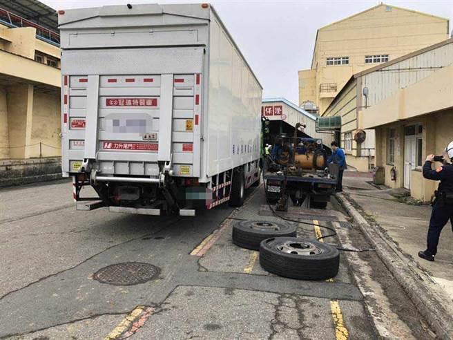 古姓汽修技师29日上午在通霄精盐厂，为大货车进行修復补气作业时，疑似轮胎充气过度，胎压过大瞬间气爆，古男被弹飞。（民眾提供／巫静婷苗栗传真）