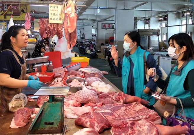 澎湖》2020年12月29日　澎湖　▲澎湖县全面启动防堵莱猪机制，卫生人员全面辅导稽查，坚持瘦肉精零检出。（陈可文摄）