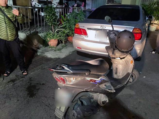 陈姓男子涉嫌酒后骑车拒受检，直到擦撞路边自小客车才就逮。（读者提供／洪荣志台南传真）