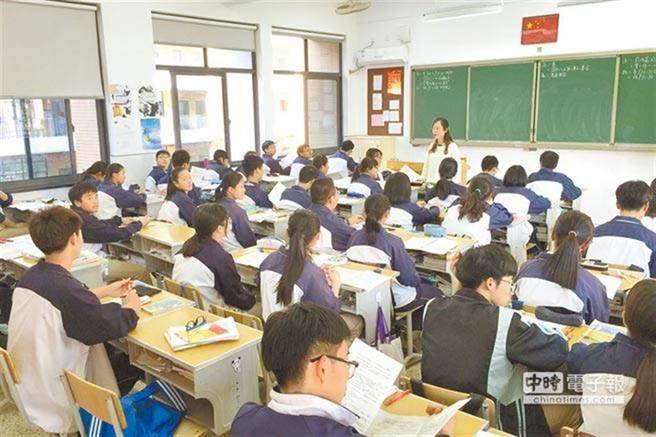 國高中生改為九點半到校的聯署，引發網友熱議，其中有名網友指出，台灣上課時間太長，其實把廢課和升旗時間砍掉，每天上6節課就夠了。（本報系資料照）