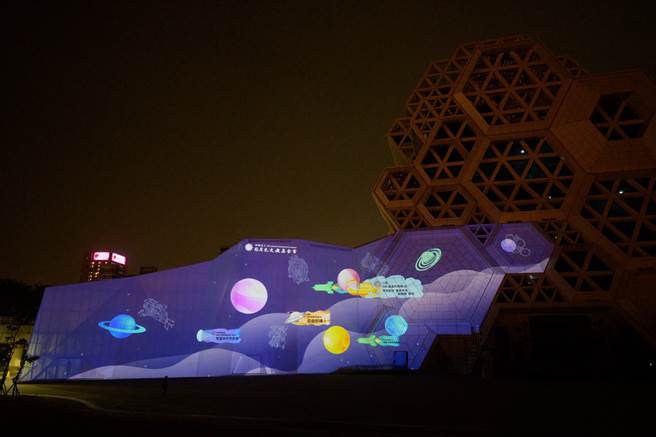 高雄跨百光年系列之一「奇想音浪」透過互動科技，民眾上網挑選設定好的留言，即可藉由對話框方式出現在高雄流行音樂中心低塔外牆。（高市文化局提供／林宏聰高雄傳真）