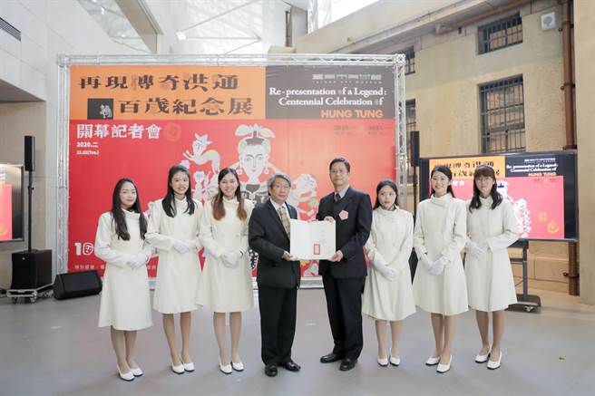 南美馆馆长潘示番（左四）卸任，南美馆馆12月30日起对外公告徵选新任馆长。（南美馆提供／曹婷婷台南传真）