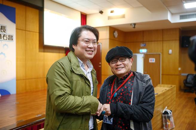 讲座尾声，艺人许效舜现身与基隆市长林右昌合照。（本报资料照）