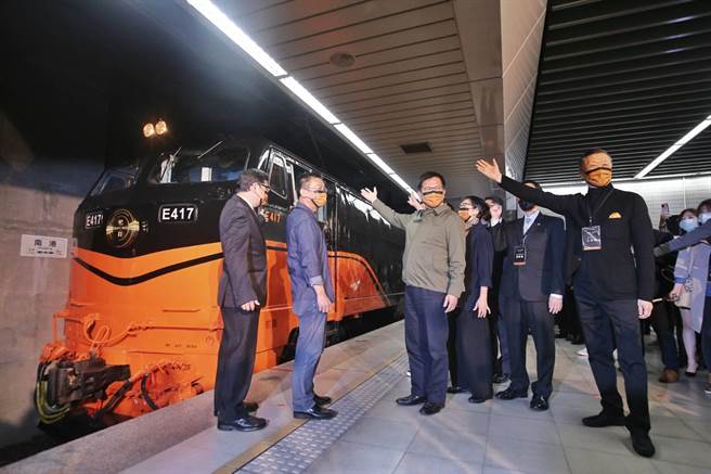 台铁全新美学观光列车「鸣日号」今日鸣笛启动，交通部长林佳龙、雄狮王文杰、台铁局长张政源等人均出席记者会。（杜宜谙摄）