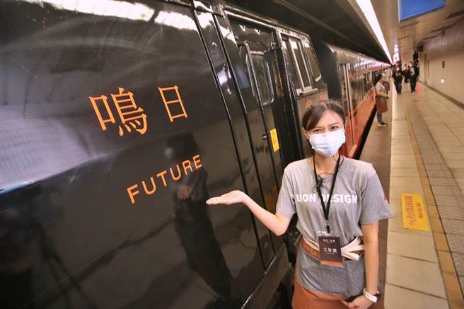 鸣日号观光列车。（杜宜谙摄）