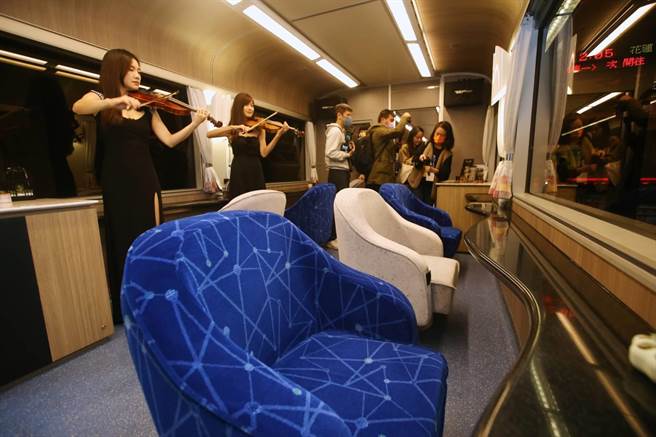 鸣日号观光列车。（杜宜谙摄）