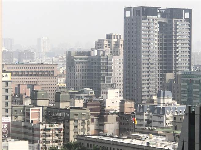 台灣西半部29、30日兩天，受境外汙染及東北季風減弱影響，汙染物易累積空氣品質轉差，台中空品已達「橘色提醒」等級。（陳世宗攝）