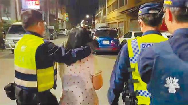 警方当时逮捕涉嫌砍伤母亲的黄女，将人带回警分局受讯。（廖素慧摄）