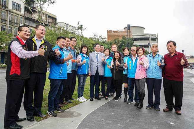 竹东之心中兴河道水岸及城镇步行空间再造计画工程峻工，县长杨文科（中）等人热闹剪彩后启用。（罗浚滨摄）
