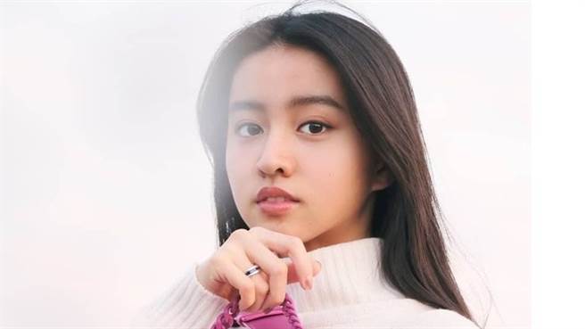 木村光希近日为BVLGARI展示新品并登上多本时尚杂志封面。（图／IG@koki）