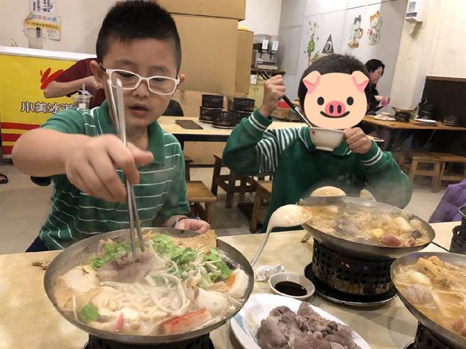 國人食用肉品以豬肉為最大宗，萊豬即將在元旦叩關，甚至連國小學童都表達憂心，童言童語向家長反映：：「媽媽，我要吃台北豬」，不願吃萊豬。圖為國小學童相約下課吃火鍋。（柯姓家長提供／李侑珊台北傳真）