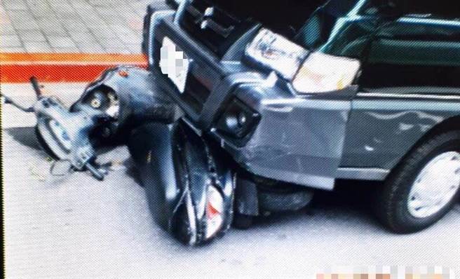 西门町发生车祸故事，1部自小客撞倒3部机车。（警方提供，文：陈鸿伟）