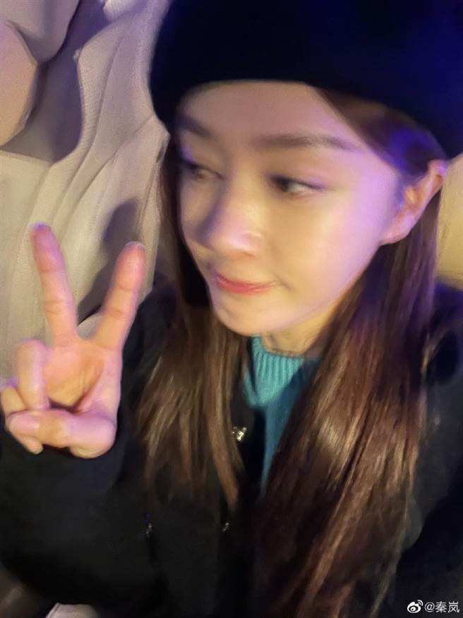 秦岚的自拍照虽然晃到模糊，但仍藏不住她的精致五官。（图／取材自秦岚微博）