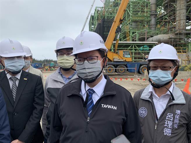 桃园市长郑文灿29日偕同环保局长吕理德一同视察生质能中心兴建工程。（姜霏摄）