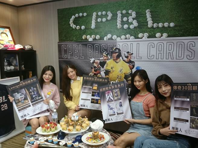 四队啦啦队女孩介绍2019年中职球员卡。（廖德修摄）