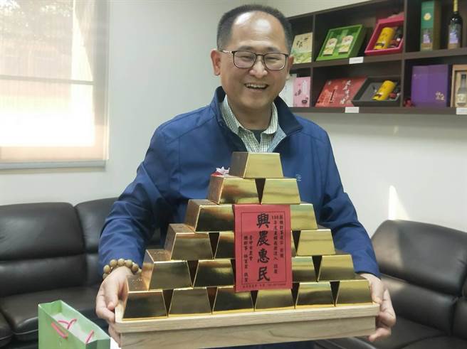 大安区农会推出「金砖米座」，送礼十分大方。（陈淑娥摄）