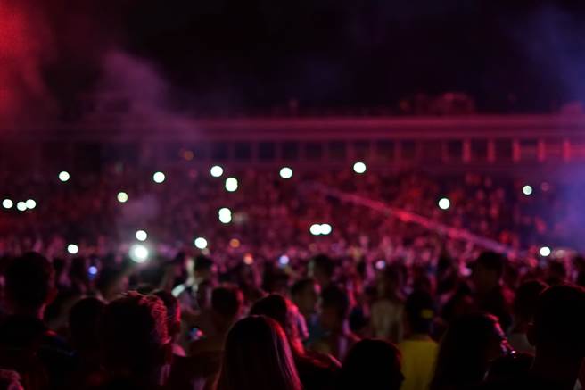 一名网友于网路爆料，一名发烧多日的屁孩，不仅与朋友群聚，甚至是参加演唱会。（图／示意图，达志影像）