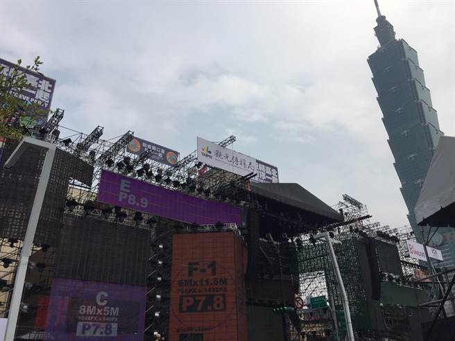 台北市政府前廣場正在搭建跨年晚會舞台。（張立勳攝）