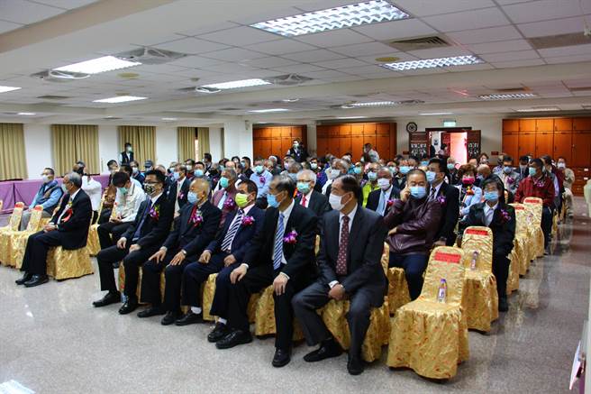 财团法人南鲲鯓代天府29日举行第2届董、监事暨第14届信徒代表、总干事宣誓就职暨交接典礼。（南鲲鯓代天府提供／庄曜聪台南传真）