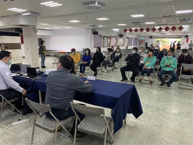 开发商德能集团今在贡寮区举办离岸风电建设计画说明会，仅寥寥数人参加。（王扬杰摄）