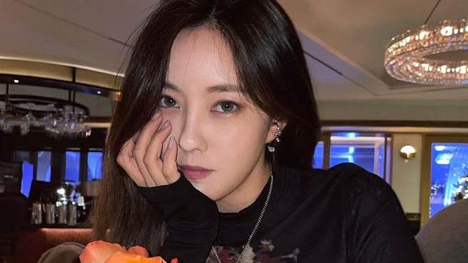 孝敏在个人IG上晒出泳装自拍照，大秀性感身材。（图／IG@hyominnn ）