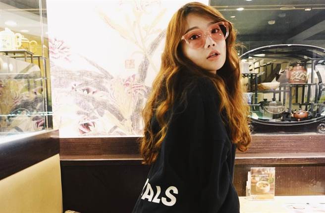 依依曾去某任男友家都主動幫忙，但對方媽媽後來得寸進尺，竟要求她跪著擦地。(翻攝自陳依依臉書)

