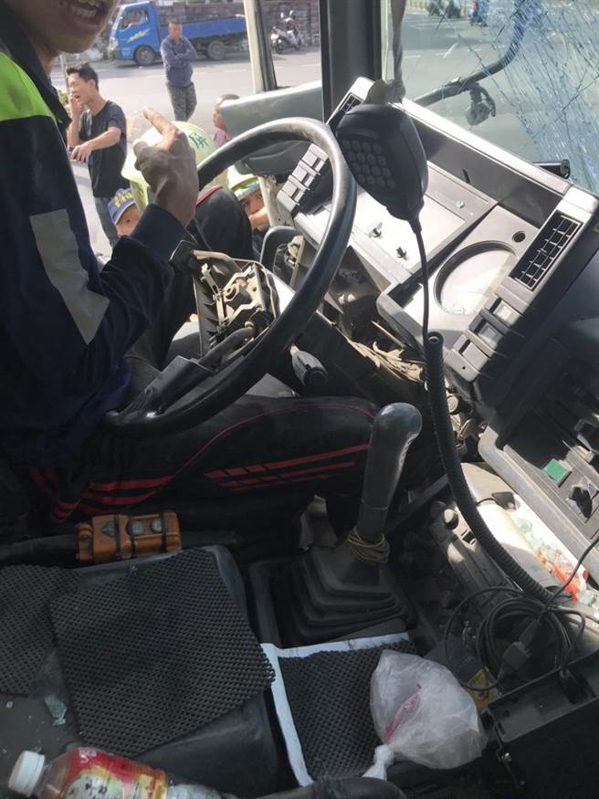 混凝土車司機撞擊後受困車內，消防隊員協助脫困送醫。(屏縣消防局提供)