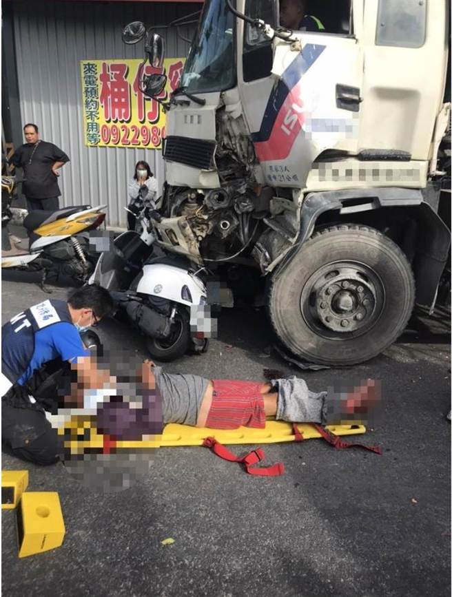 高屏橋附近一起混凝土車與汽機車事故，現場多位民眾受傷。(屏縣消防局提供)