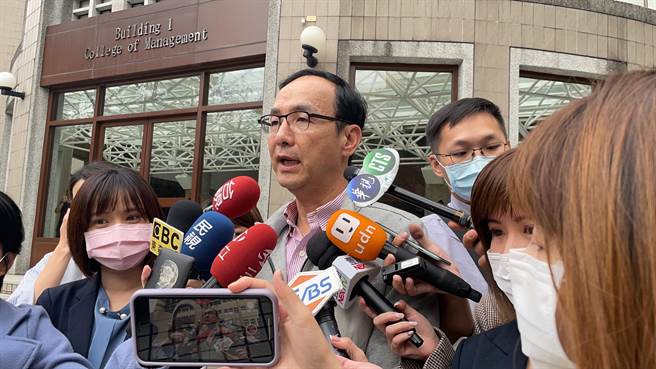 媒體報導，國民黨智庫流出民調顯示，看好國民黨主席江啟臣連任的機率僅18％，而前新北市長朱立倫支持度卻高達56％，比江啟臣高出3倍。朱立倫今天受訪表示，現在對國民黨來講，絕對不是來談黨內競爭的時候。（朱立倫辦公室提供）