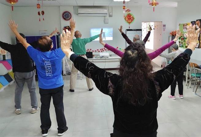 天气变冷银髮族更要注意保暖，治疗科主任张自强建议长者睡醒后可先活动全身关节，避免温差大造成病变。图八里疗养院提供