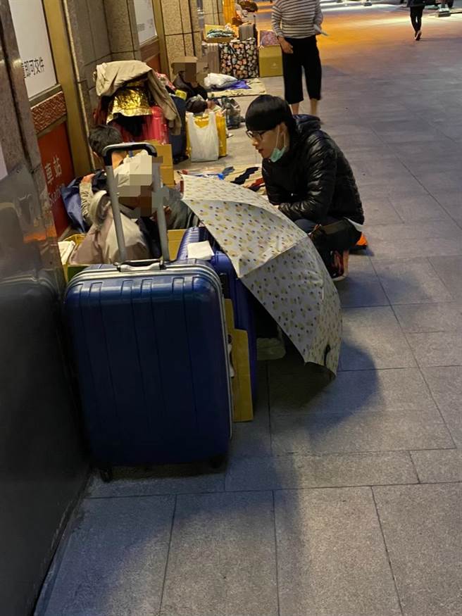 社会局夜间将出动社工员至台北车站、艋舺公园及万华车站等处，逐一劝导街友入住避寒所。（北市社会局提供／游念育台北传真）